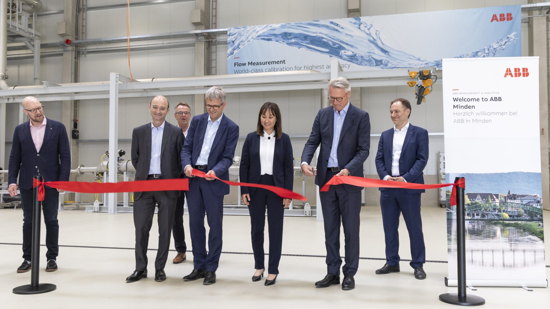 In a ceremony in Minden, ABB CEO Björn Rosengren cut the ribbon to the new calibration hall in the presence of ABB’s Peter Terwiesch, Business Area President, Process Automation Reiner Seecker, Factory Manager, Minden; Jacques Mulbert, Division President, Measurement & Analytics, and Amina Hamidi, Business Line Manager Instrumentation.