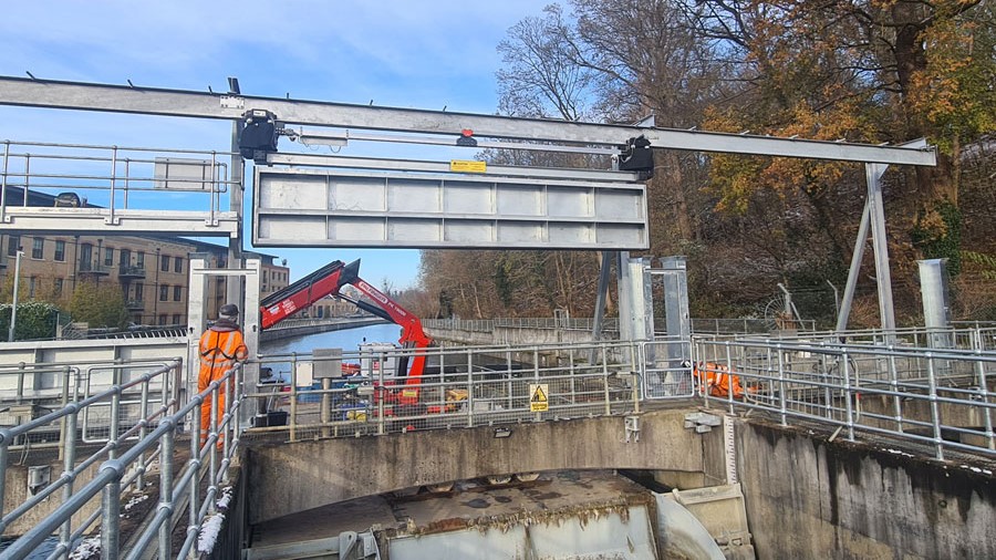 Hoist & Winch Ltd recently supplied a special tandem-lifting hoist system as part of improvements to Environment Agency flood defence assets at Taplow Weir on the Jubilee Relief Channel.