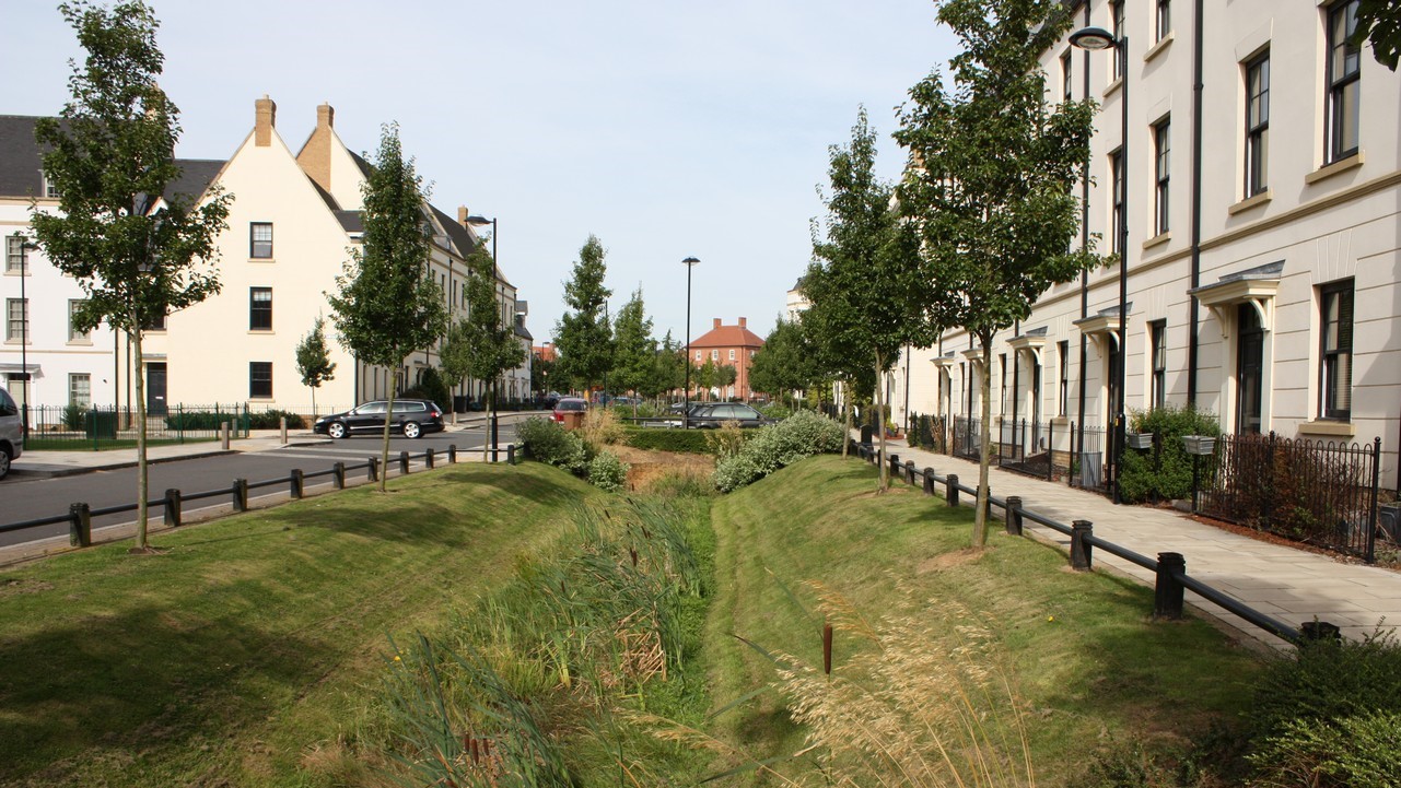 Swale in a housing scheme at Upton, Northampton. (C) Susdrain