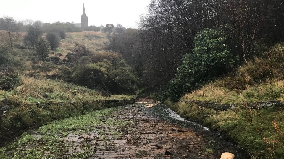 The reservoir spillway which was not maintained. (c) Environment Agency