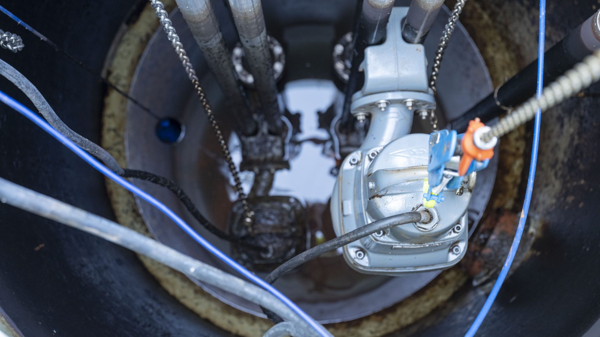 Flygt Concertor pump being lowered into a sump